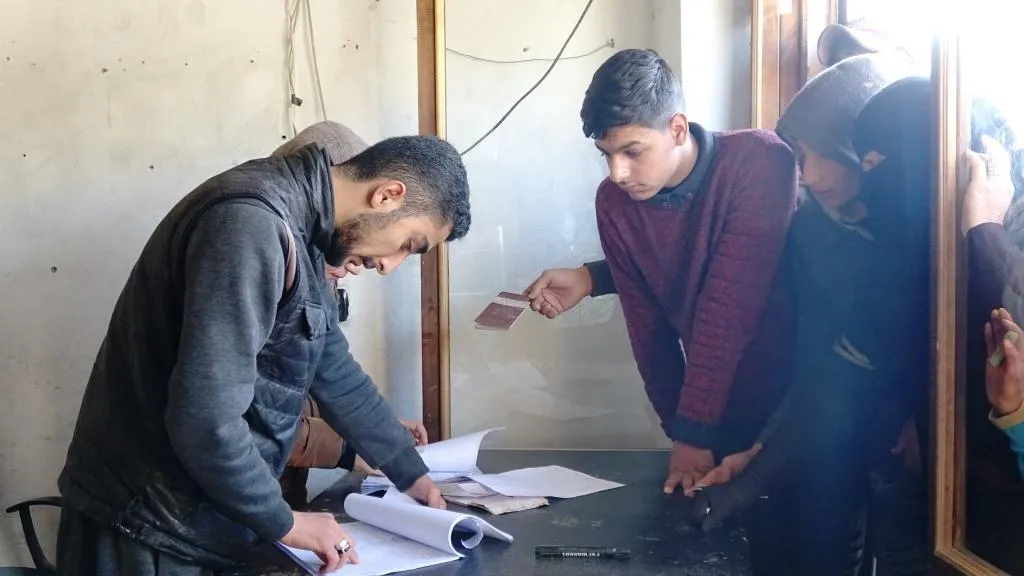 Ji bo pêşîlêgirtina Koronayê, Komîteya Aborî ya Reqayê nan li meclisên taxan belav dike