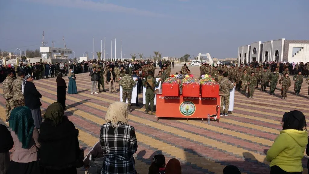Cenazeyên 3 şehîdan ji Goristana Şehîdan a Tebqayê re hatin veguhastin