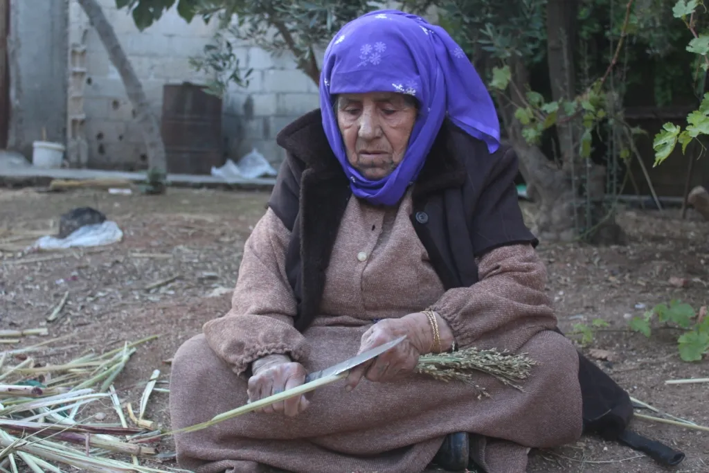 ​​​​​​​Ji bo neyê windakirin; hin jinên Kobanê pîşeya folklorî diparêzin