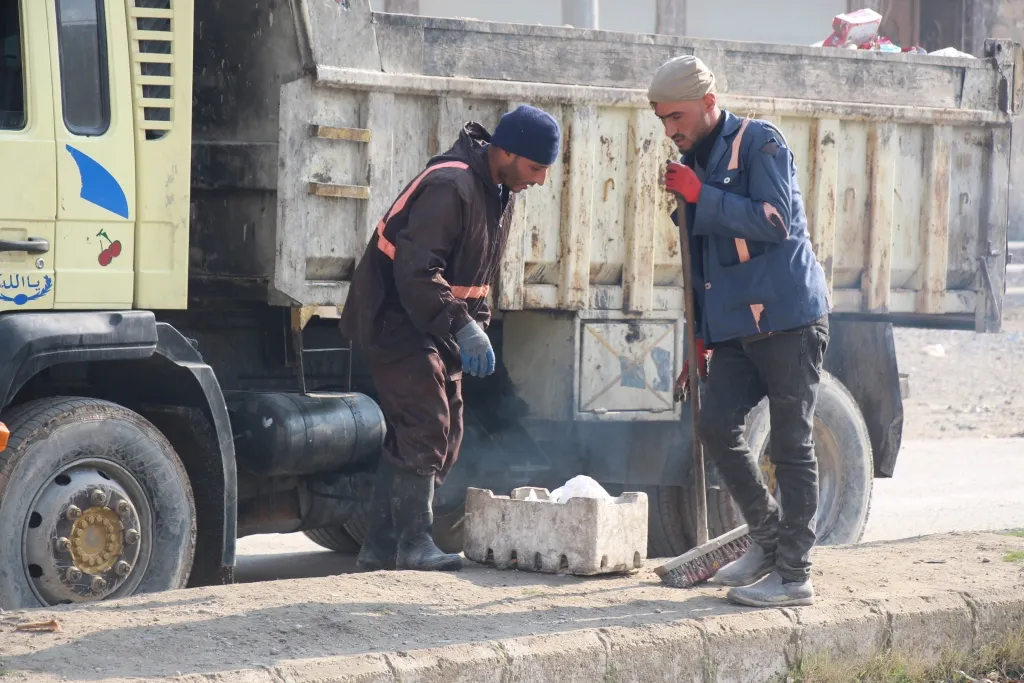 Karkerên paqijiyê yên Minbicê xemsariya şêniyan rexne kir