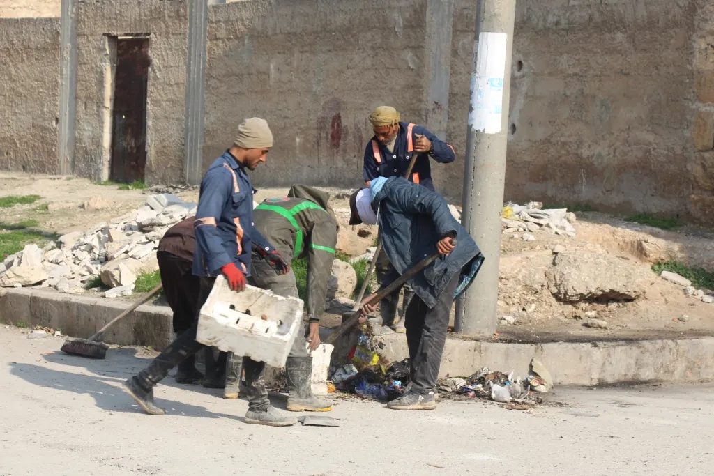 Karkerên paqijiyê yên Minbicê xemsariya şêniyan rexne kir