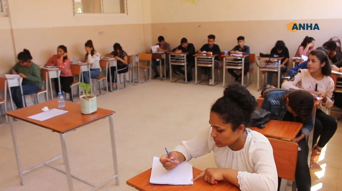 `Ji bo ku em fêrî zimanê Kurdî bibin, bi saetan di bin baranê re dimeşiyan`