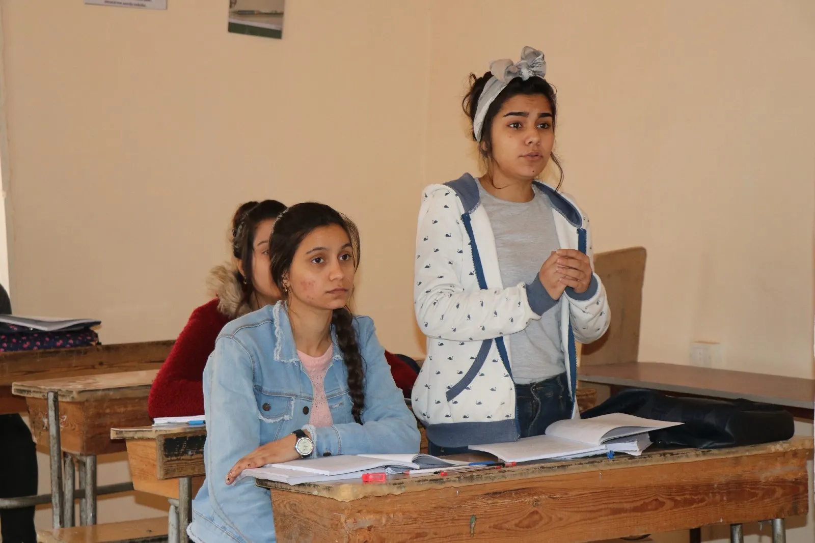 Dibistana Şehîd Qehreman Efrîn a Kurdî pêwîstiyên xwendekaran cih tîne