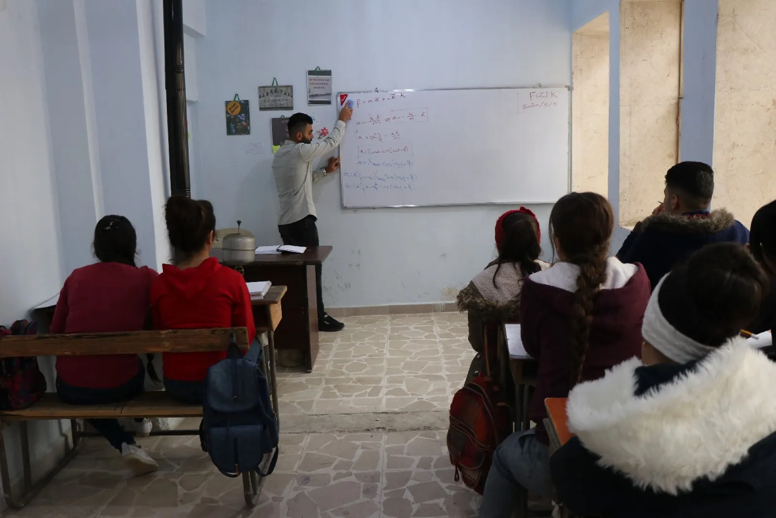 Dibistana Şehîd Qehreman Efrîn a Kurdî pêwîstiyên xwendekaran cih tîne