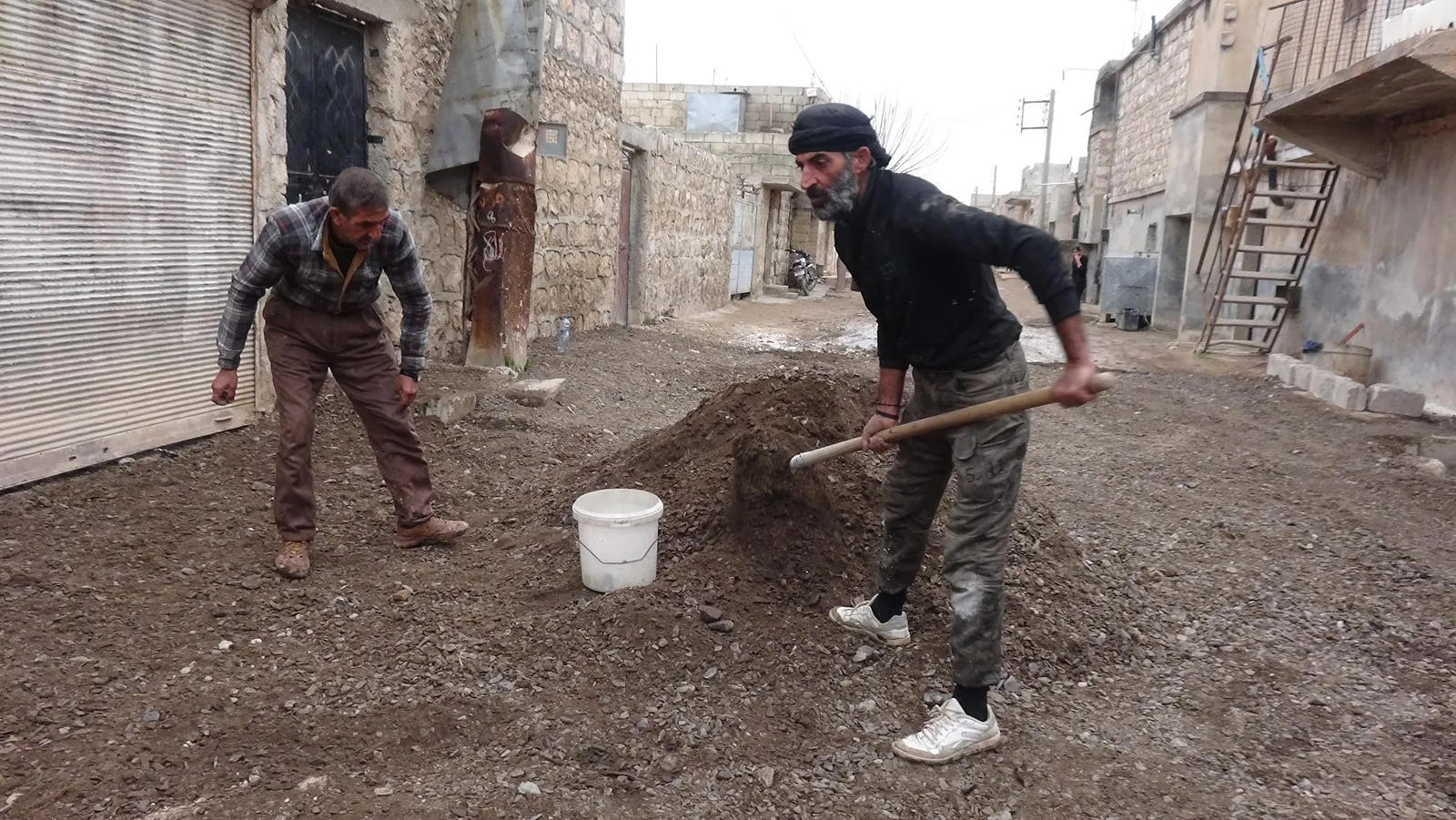 Li Şehbayê koçberên ji Efrînê kolanên taxên xwe sererast dikin