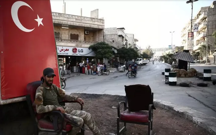 ​​​​​​​Heqaret û îşkenceya sîstematik… çeteyan şêniyekî ji Efrînê bi erebeyê ve girê da û kaş kir