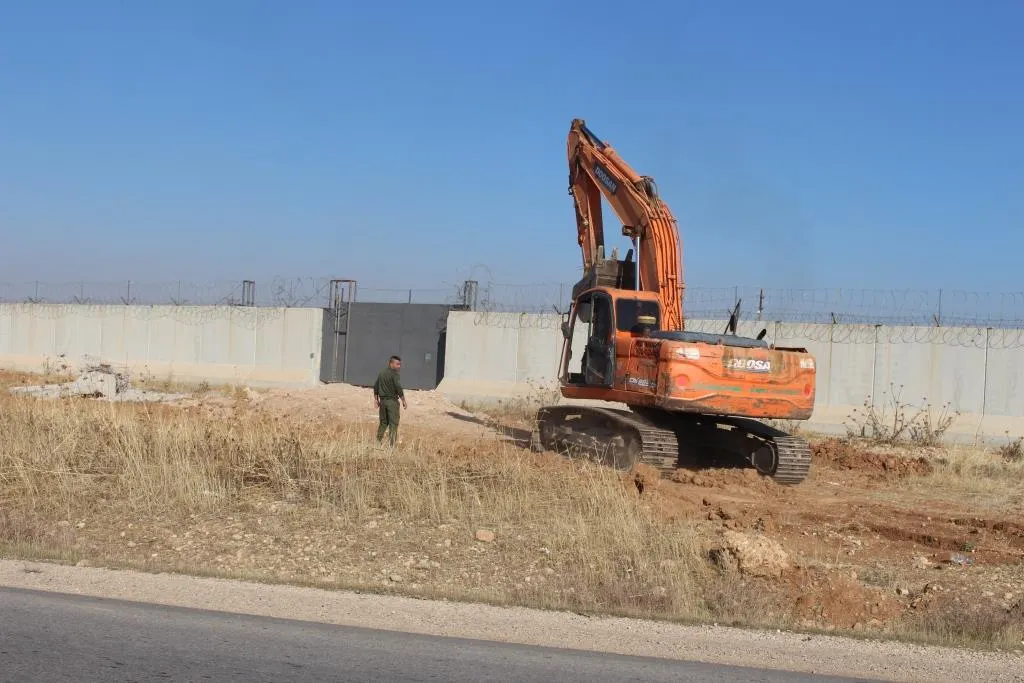 Hêzên Rûsyayê dergeha sînorî ku artêşa Tirk a dagirker vekiribû dorpêç kir