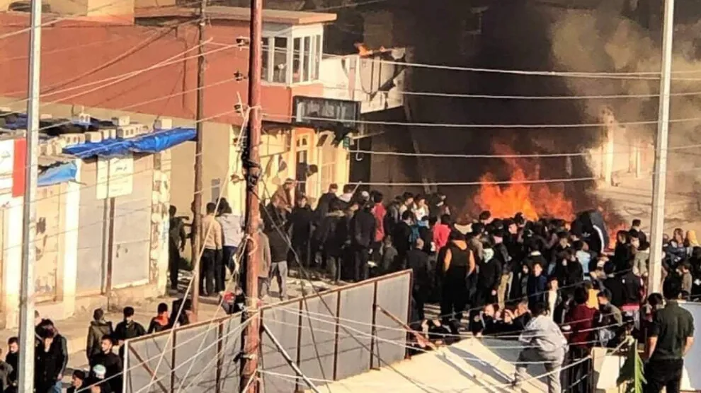 Li Başûr navendên PDK û YNK’ê hatin şewitandin