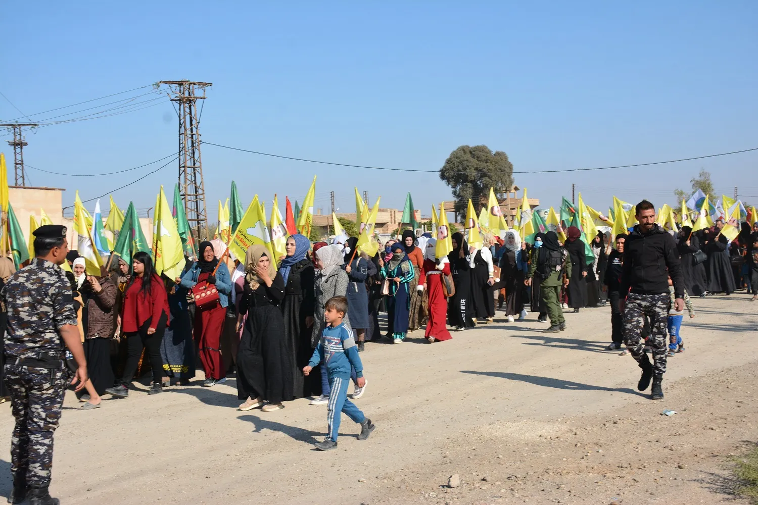Şêniyên Şedadê ji bo piştgiriya Şengalê meşiyan