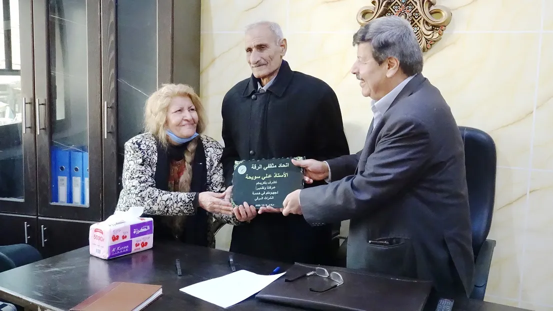 Yekitiya Rewşenbîrên Reqayê wêjevan û lêkolîner Elî El-Siwêhe xelat kir