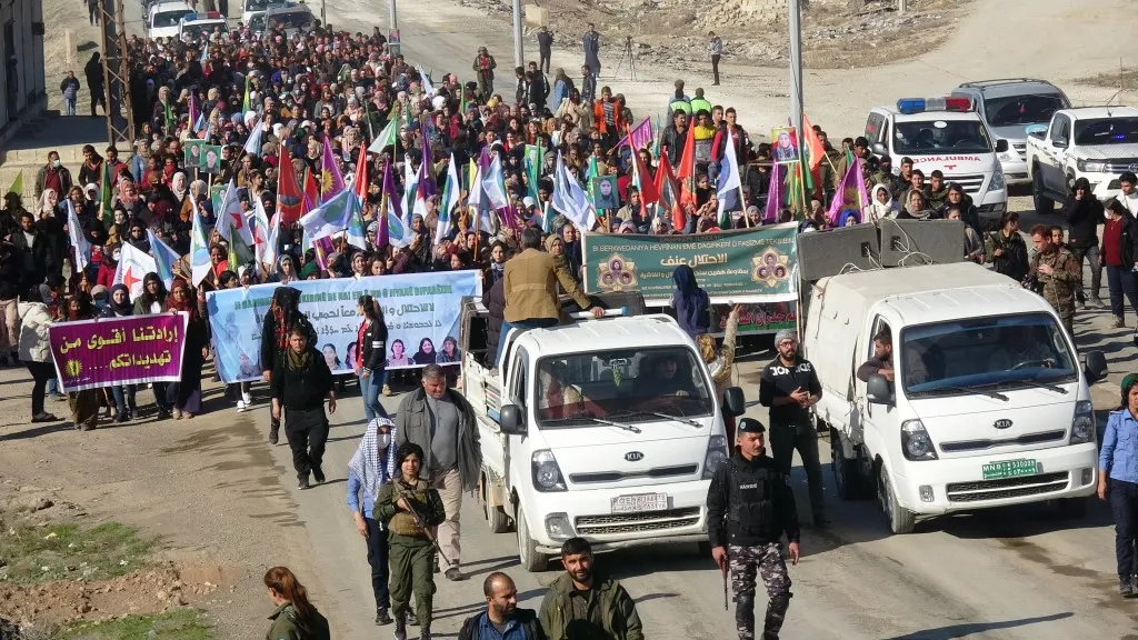Jinên herêmê li pêşiya baregeha Rûsya xwepêşandaneke girseyî li dar xist