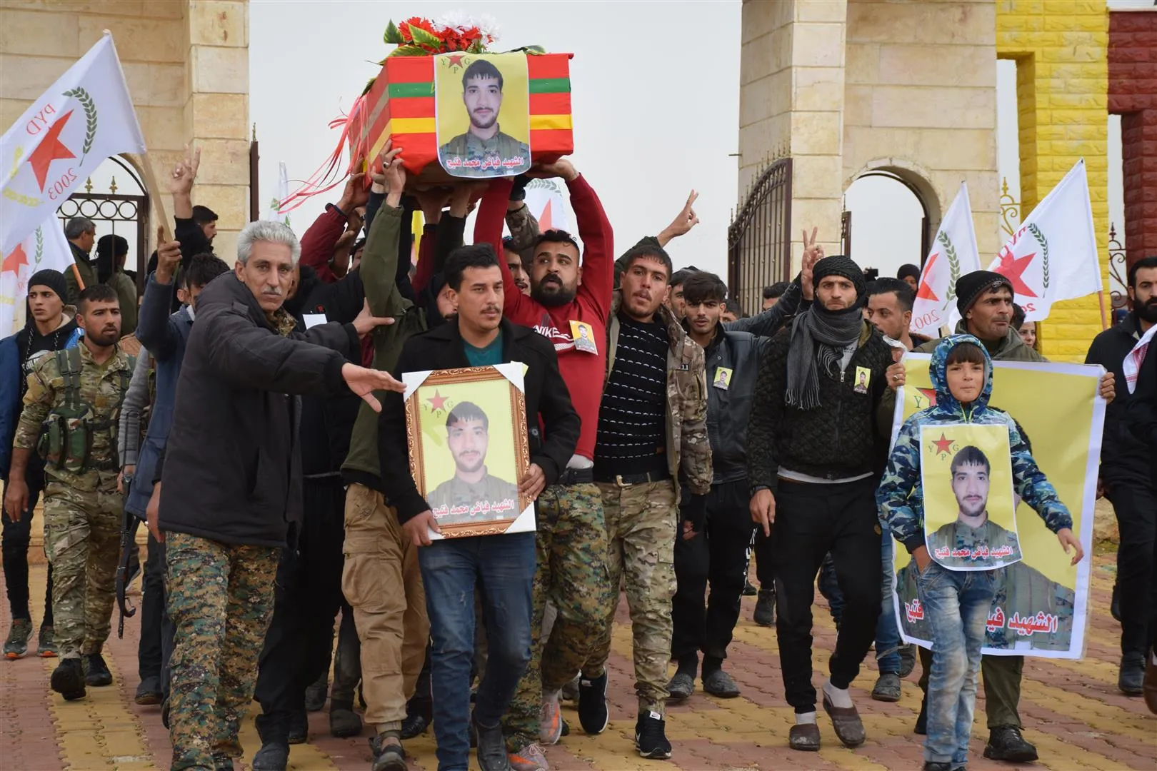 ​​​​​​​Cenazeyê şehîdê YPG'ê Azad El-Dêrî li Hesekê hate veşartin
