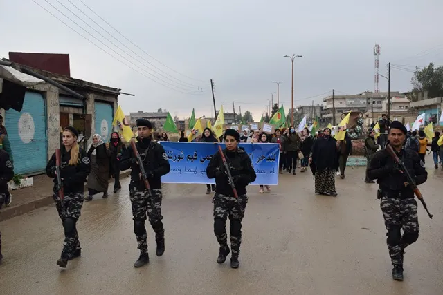 Şêniyên Çilaxa ji bo piştgiriya berxwedana Eyn Îsayê meşiyan