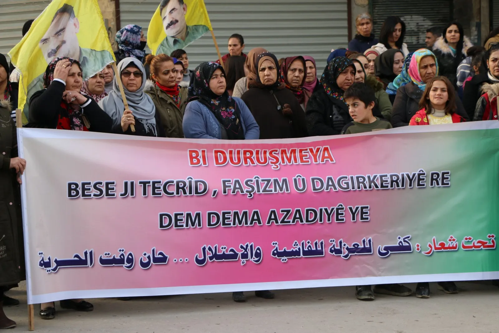 Şêniyên Helebê li dijî tecrîda li ser rêber Ocalan meşiyan