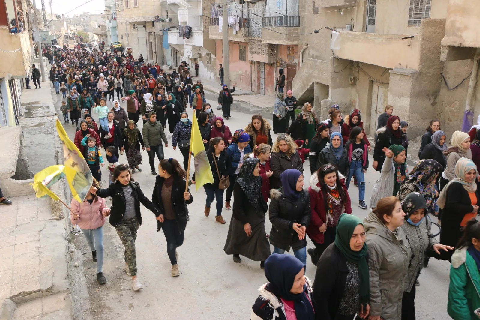 Şêniyên Helebê li dijî tecrîda li ser rêber Ocalan meşiyan
