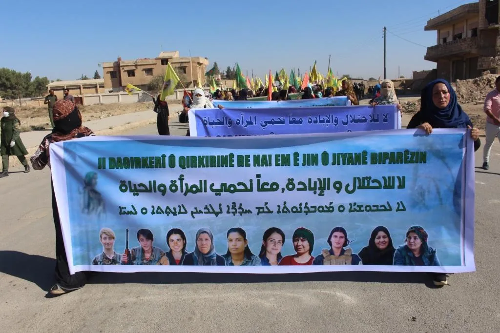Şêniyên Til Hemîsê li dijî êrişên Tirkiyê û bêdengiya navneteweyî meşiyan