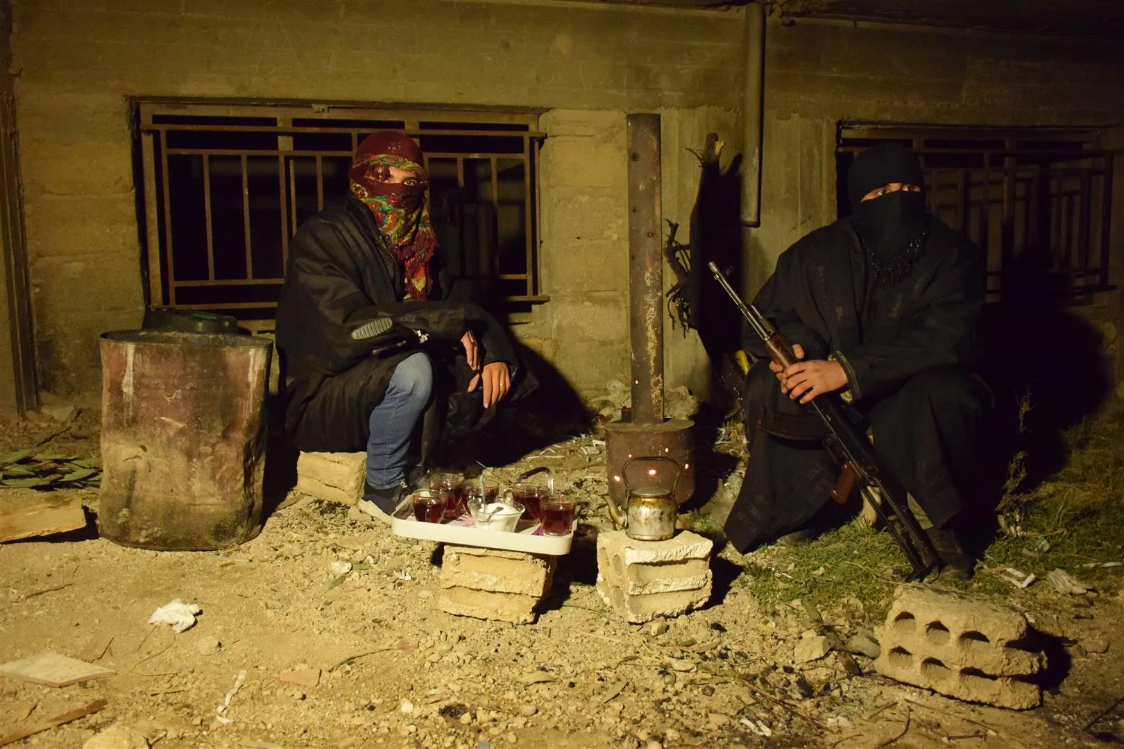 Endamên "Dîfaa Wetenî" milkên şêniyên taxa Hilko didizin