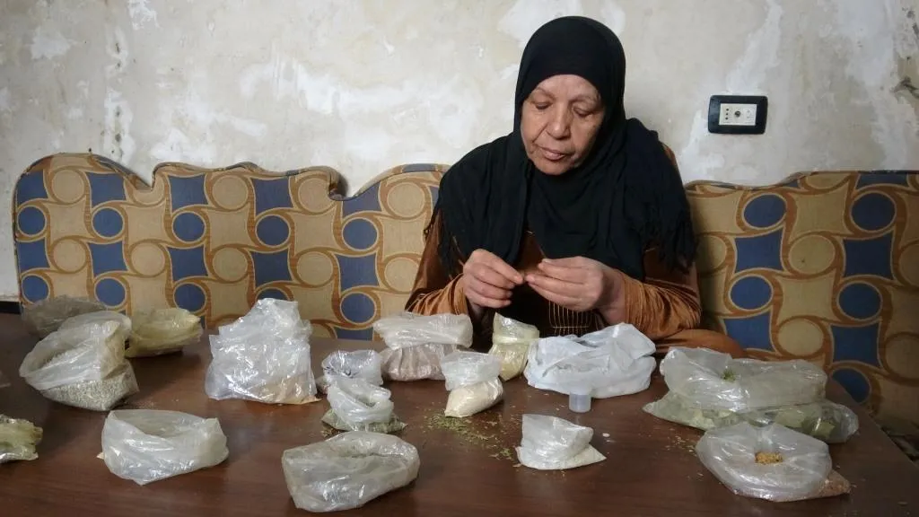 Dayika Samir bi pîşeya ku ji dapîra xwe wergirtiye, nexweşan derman dike