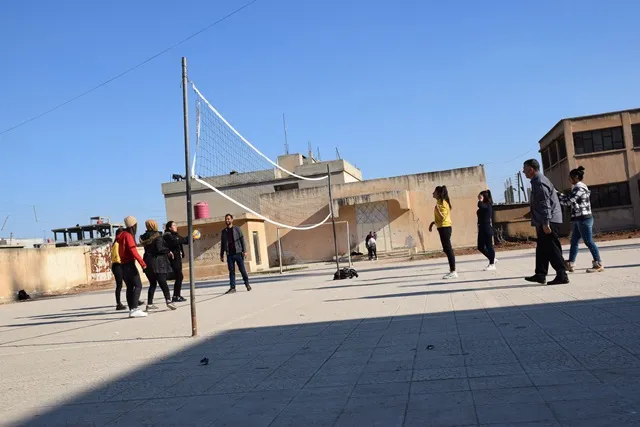 Desteya Perwerdeyê seranserî salê xwendekaran perwerde dike