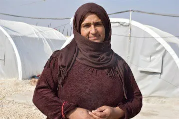 Koçberên Serêkaniyê li pêşiya konên xwe baxçeyên biçûk ên sebzeyan diçînin