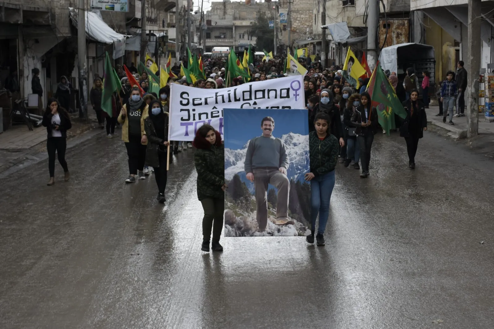 Şêniyên Helebê ji bo şermezarkirina dagirkeriya Tirk û tecrîda li ser rêber Ocalan meşiyan