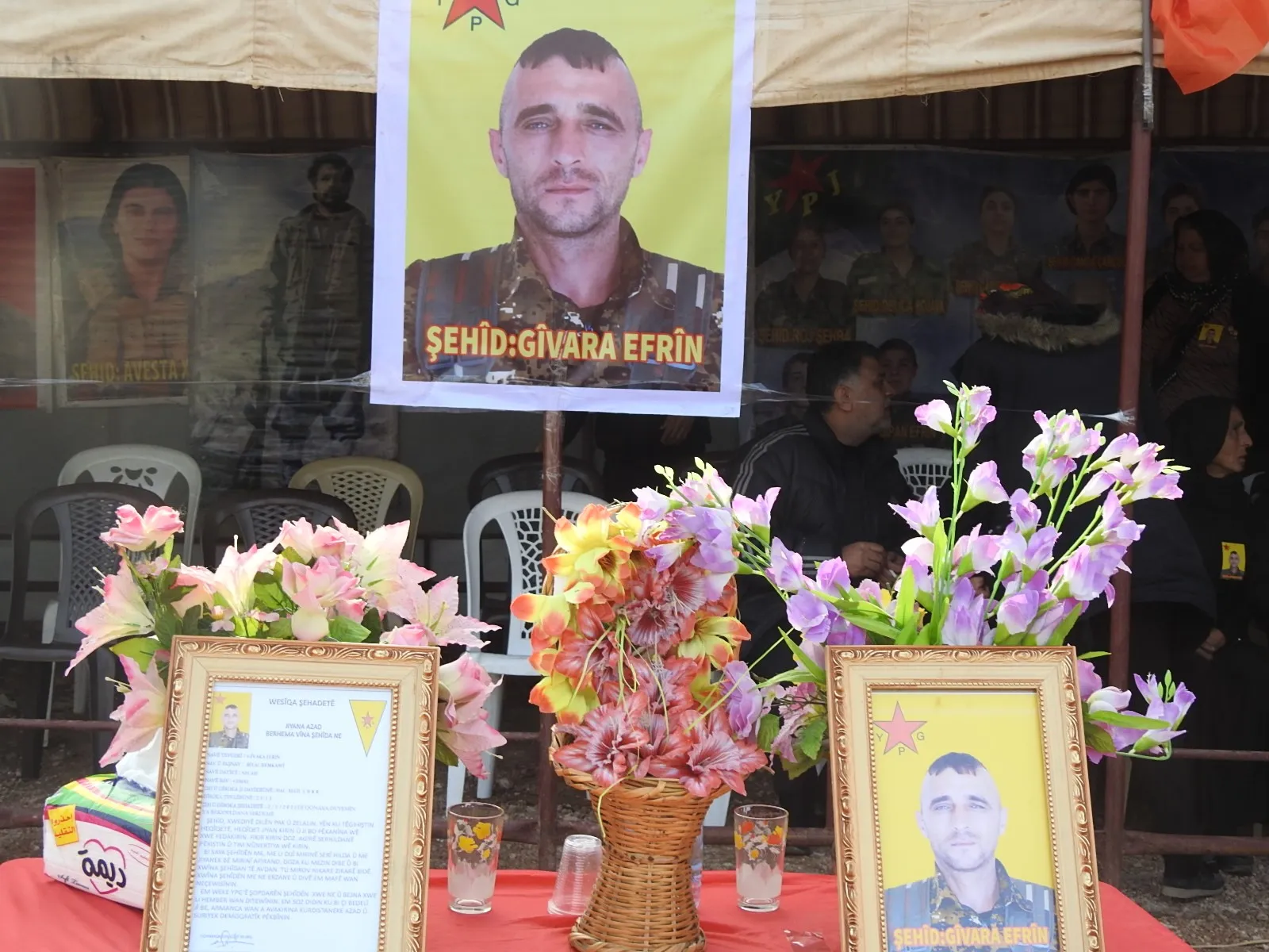 Şêniyên herêma Efrînê sersaxî da malbata şehîd Gîvara Efrîn