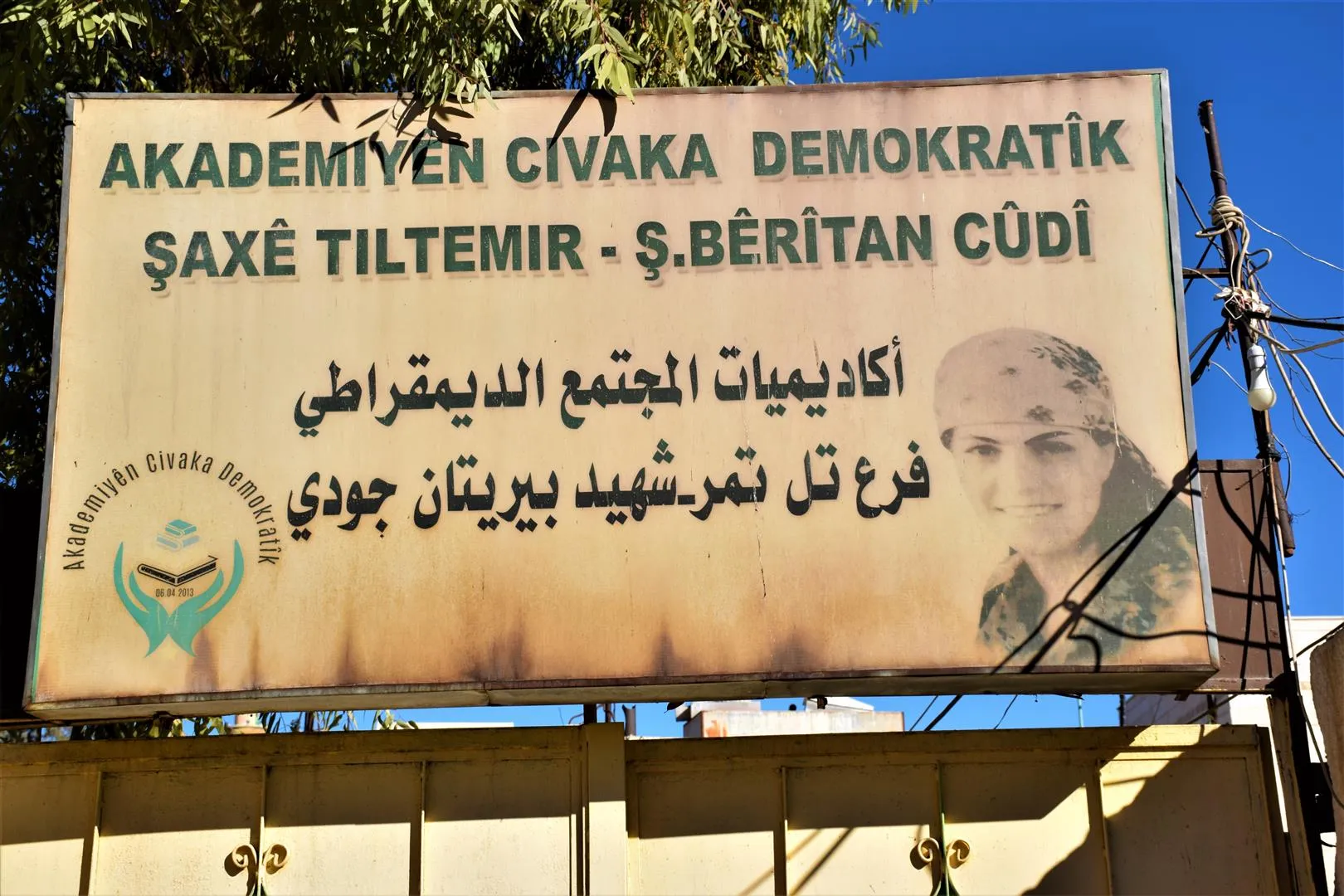 ‘Xweparastin ne tenê bi çekê ye, divê civak xwe di bîrdozî de jî bi çek bike’