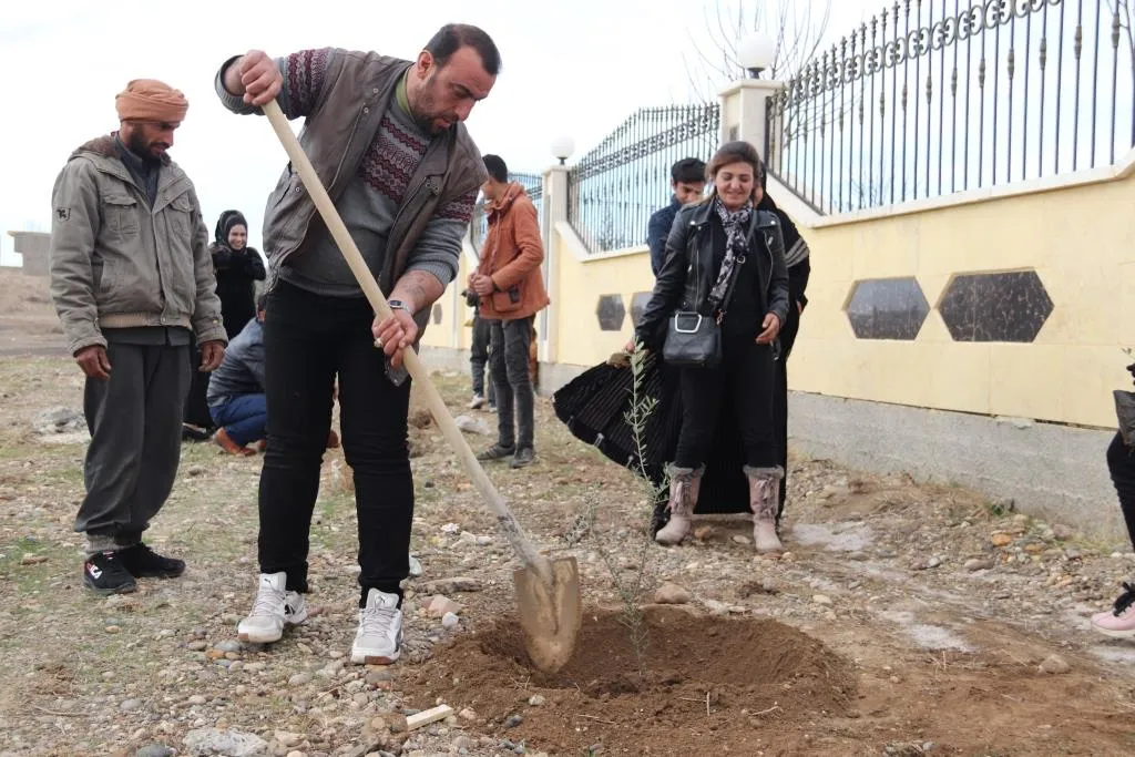 Li Reqayê ji bo piştgiriya berxwedana Efrînê, darên zeytûnan hatin çandin