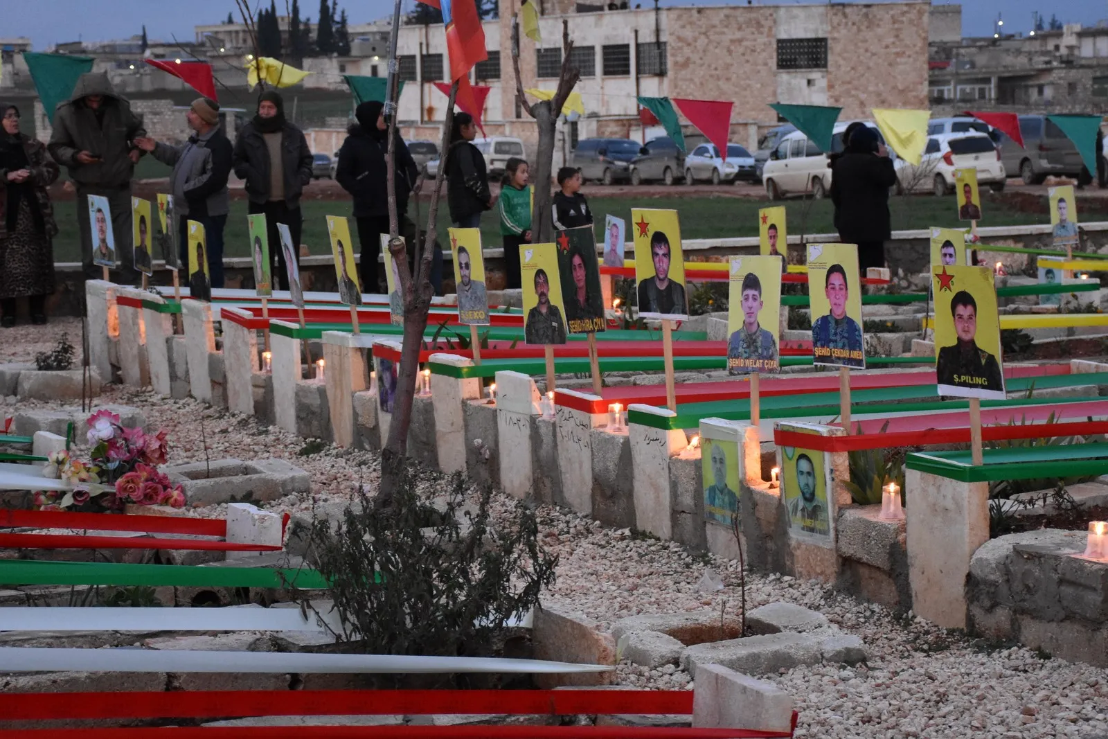 Koçberên Efrînê mûm li ser gorên şehîdan pêxistin