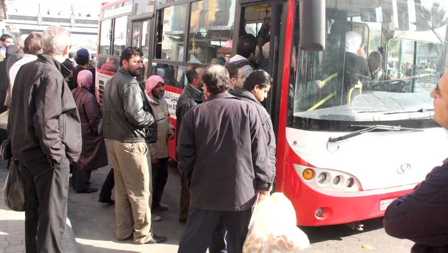 Aloziya benzînê berdewam e û rêzên erebeyan her ku diçin dirêj dibin
