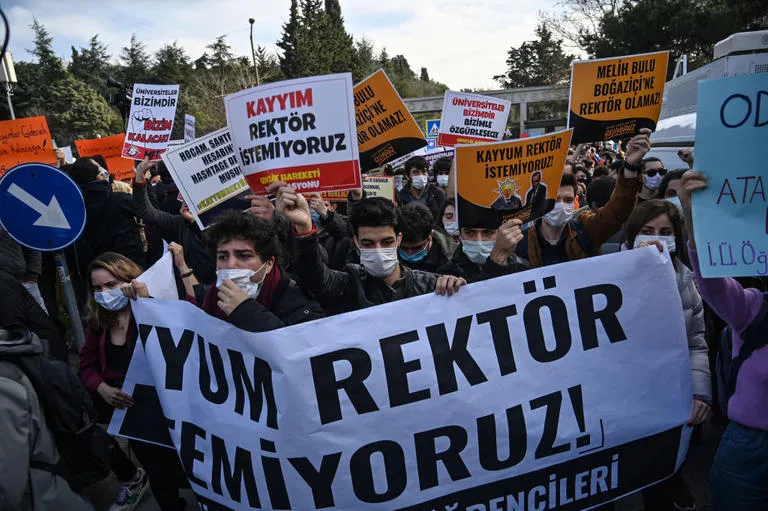 Ji ber erkdarkirina serokên 11 zanîngehan li Tirkiyê xwepêşendan li dar ketin