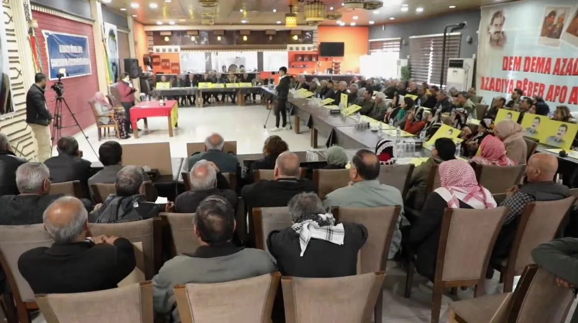 Komîteya Rêbertî ya Rojava li gel keyasetên ku berê bi Ocalan re civiyabûn, rûnişt