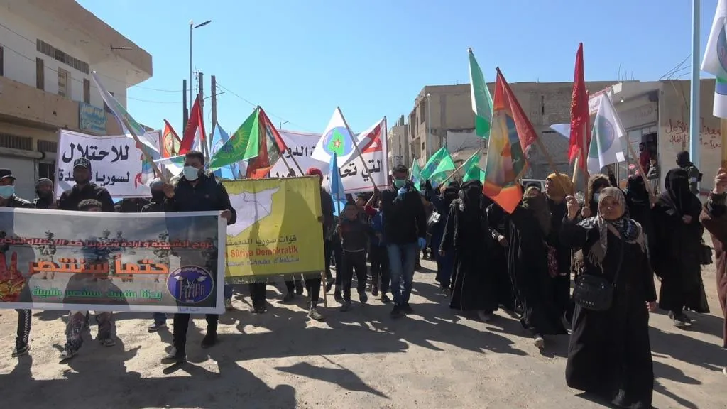 Ciwanên Dêrazorê li dijî êriş û sûcên dewleta Tirk daketin qadan