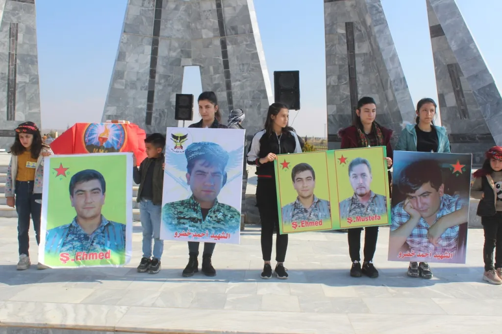 Li Kobanê merasîma xiyabî ya 2 şehîdên YPG`ê hate lidarxistin