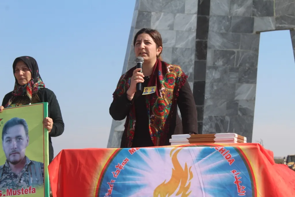 Li Kobanê merasîma xiyabî ya 2 şehîdên YPG`ê hate lidarxistin