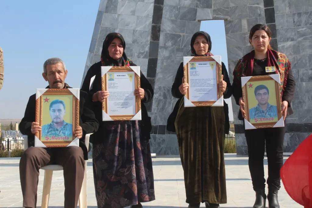 Li Kobanê merasîma xiyabî ya 2 şehîdên YPG`ê hate lidarxistin