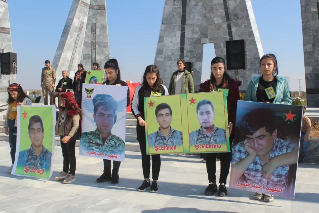 Li Kobanê merasîma xiyabî ya 2 şehîdên YPG`ê hate lidarxistin