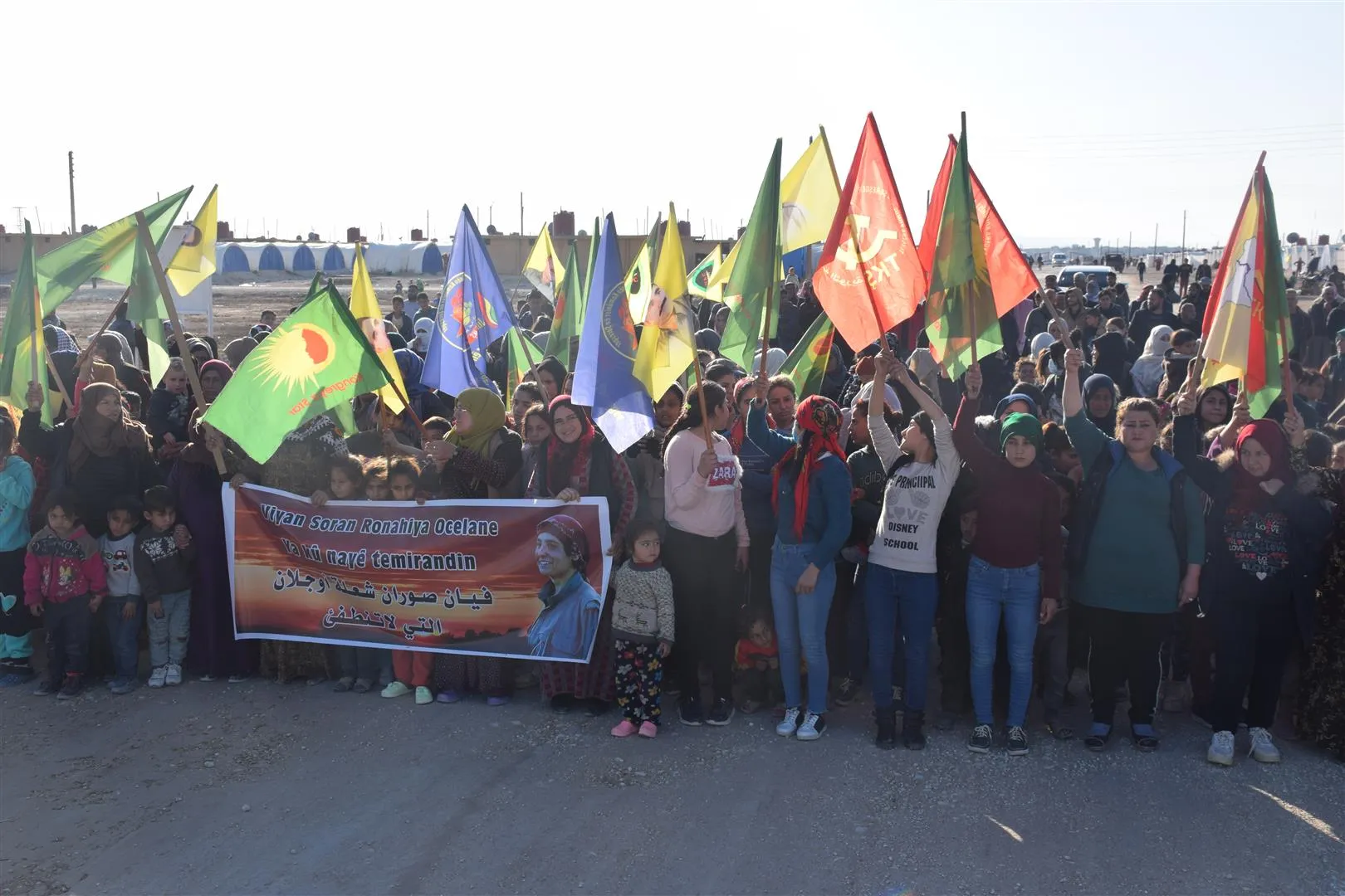 Bi hezaran şêniyên Hol û Serêkaniyê li dijî gefên dewleta Tirk meşiyan