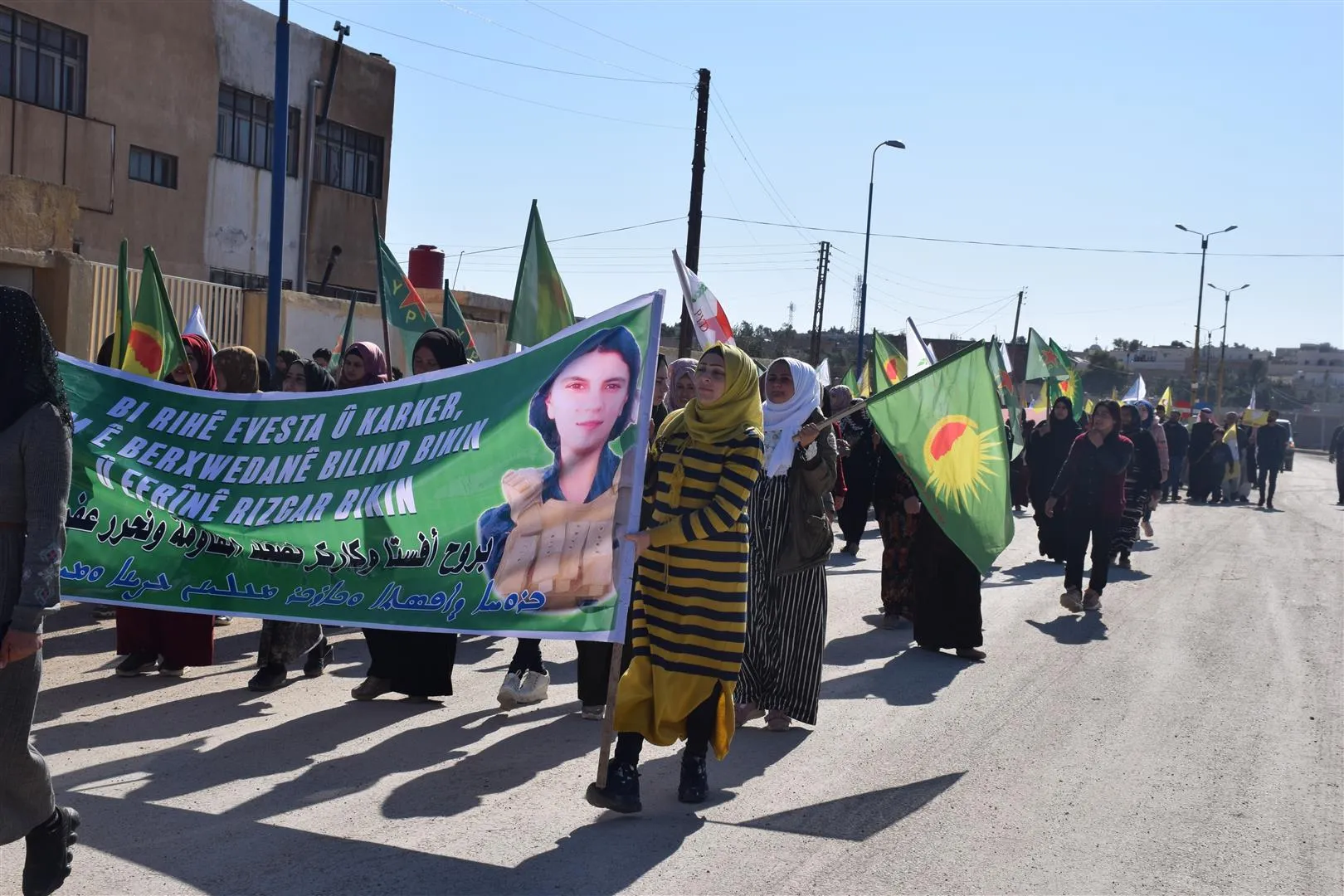 Bi hezaran şêniyên Hol û Serêkaniyê li dijî gefên dewleta Tirk meşiyan