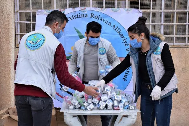 Rêxistina Rojava madeyên paqijiyê li xwendekarên dibistanên Hesekê belav kir