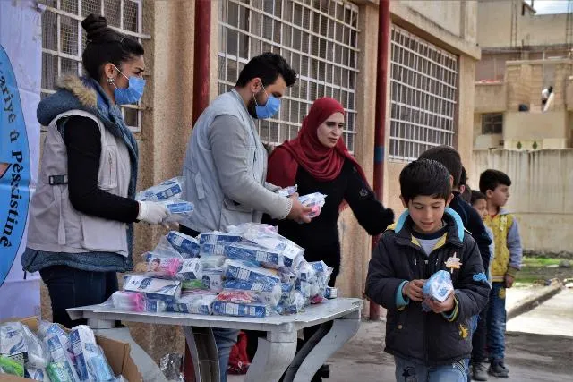 Rêxistina Rojava madeyên paqijiyê li xwendekarên dibistanên Hesekê belav kir