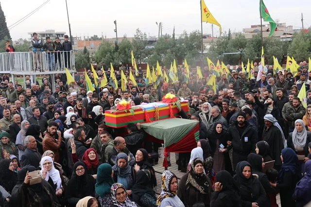Şêniyên Qamişlo cenazeyê şehîd Mihemed El-Mişel spartin axê