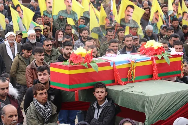 Şêniyên Qamişlo cenazeyê şehîd Mihemed El-Mişel spartin axê