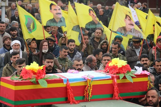 Şêniyên Qamişlo cenazeyê şehîd Mihemed El-Mişel spartin axê