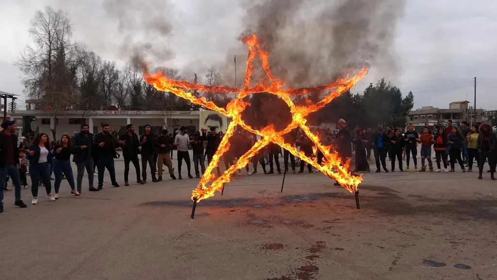 Jinên ciwan ên Dêrikê bi meşekê soza xurtkirina têkoşînê da