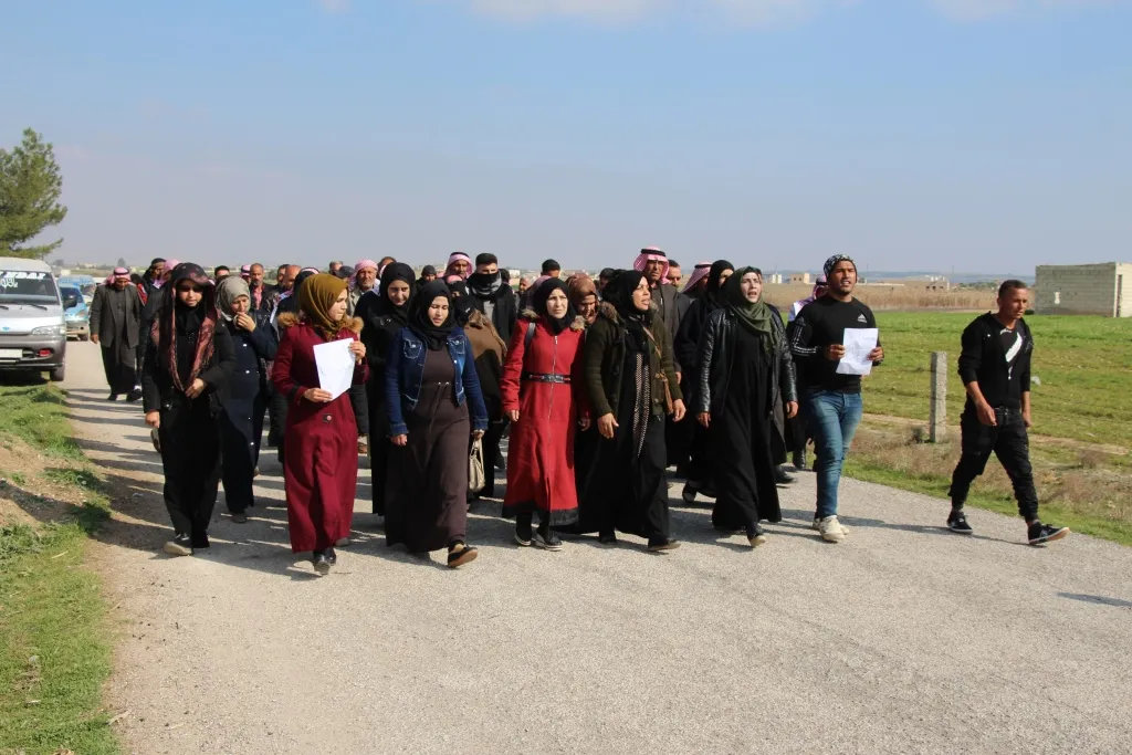 Şêniyên Minbicê qetilkirina 3 ciwanan ji aliyê hêzên hikumeta Şamê ve şermezar kir