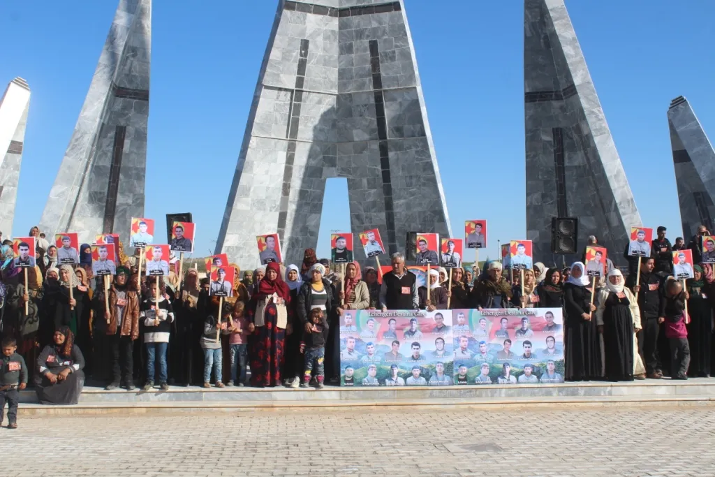 Meclisa Malbatên Şehîdan 2 şehîdên Berxwedana Garê bi bîr anîn