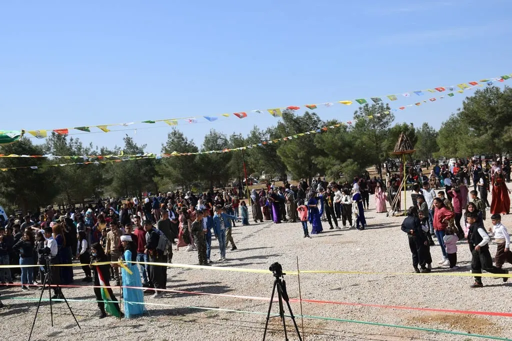 Gelên Bakur û Rojhilatê Sûriyê berê xwe didin qadên Newrozê
