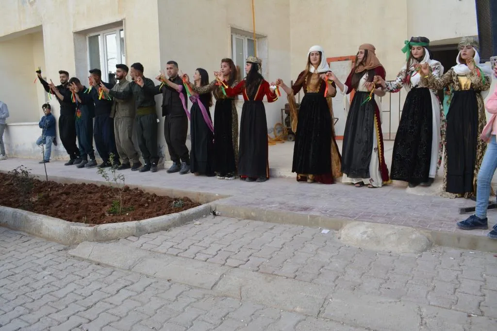 Xwendekarên zanîngeha Kobanê cejna Newrozê pîroz kirin