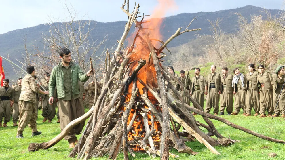 Gerîlayên azadiyê bi coşa berxwedanê Newrozê pîroz dikin